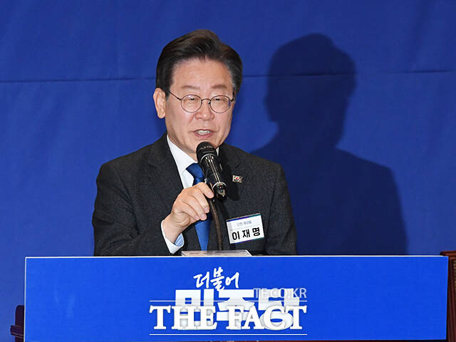 이재명 더불어민주당 대표는 어버이날인 8일 '이 대표는 '태산만큼 무거운 부모의 책임, 함께 짊어지겠다'라는 제목의 글을 페이스북에 게시했다. /배정한 기자