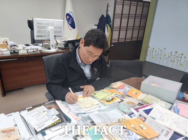 이상일 용인시장이 지난 주말 시청 집무실에서 용인성산초등학교 학생들에게 일일이 답장을 작성하고 있다./용인시