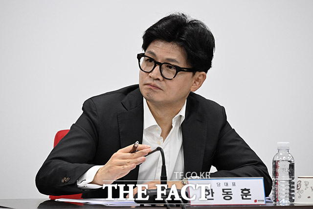 8일 경찰에 따르면 한 대표의 직권남용권리행사방해, 정보통신망법 위반, 업무방해 등 혐의 고발 사건이 최근 서울경찰청 광역수사단 공공범죄수사대에 배당됐다. 사진은 한동훈 국민의힘 대표가 이날 오전 서울 여의도 국민의힘 중앙당사에서 최고위원회의를 주재하고 있는 모습./남윤호 기자
