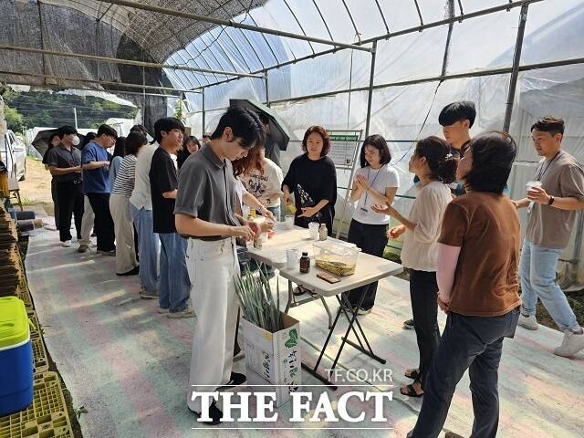 완주군이 전국 농촌진흥기관의 신규연구사 26명을 대상으로 ‘완주로컬푸드의 안전성 관리’에 대한 교육을 진행했다. /완주군