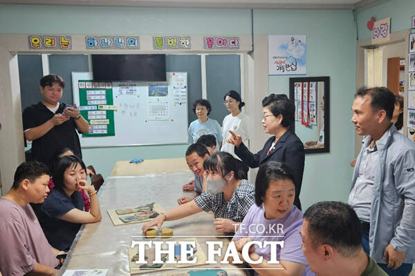 전남 여수시의회 백인숙 의장이 사회복지시설 사랑이가득한집을 방문해 청각 장애인에 대한 복지 프로그램 지원 강화와, 관련 종사자 처우 개선, 어린이집 교사 채용 어려움 해소 등에 대해 논의하고 있는 모습./여수시의회