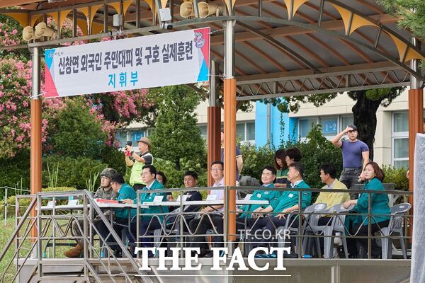 박경귀 아산시장이 21일 오후 신창면 읍내리 신창초등학교 일원에서 을지연습의 일환으로 실시된 ‘외국인 주민 대피 및 이동, 구호소 운영 실제 훈련’을 참관하고 있다. /아산시