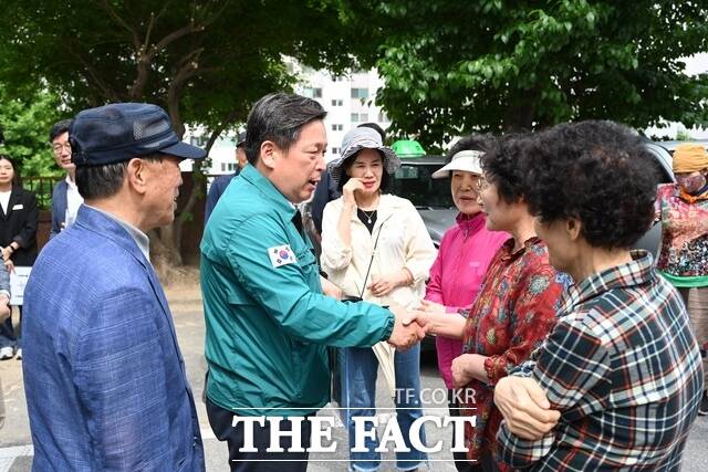 광주 남구가 민선8기 공약사업인 '민원현장의 확인의 날'을 진행해 지역주민들로부터 큰 호응을 얻고 있다. 사진은 김병내 남구청장이 민원현장을 방문해 주민들로부터 이야기를 듣고 있는 모습. / 광주 남구