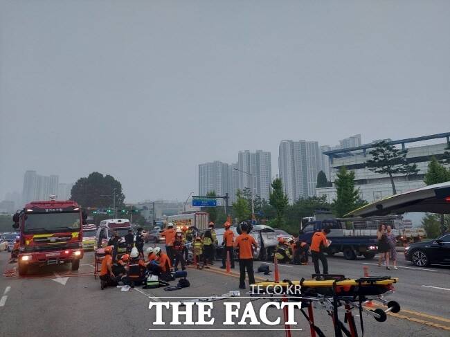 경기도소방재난본부 구급대원 등이 24일 안산시 한 교차로에서 교통사고를 수습하고 있다./경기도소방재난본부