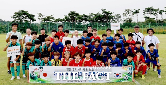 보령시와 일본 후지사와시 청소년 축구 대표단이 스포츠 교류전에서 기념촬영을 하고 있다. / 보령시