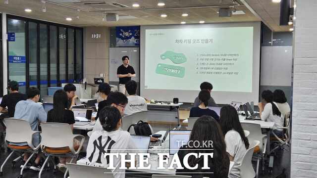 충남대 창업교육센터가 메이커스 역량 강화와 제조 창업 활성화를 위해 ‘2024 신입생 방학특집 메이커스 특강’을 진행하고 있다. /충남대