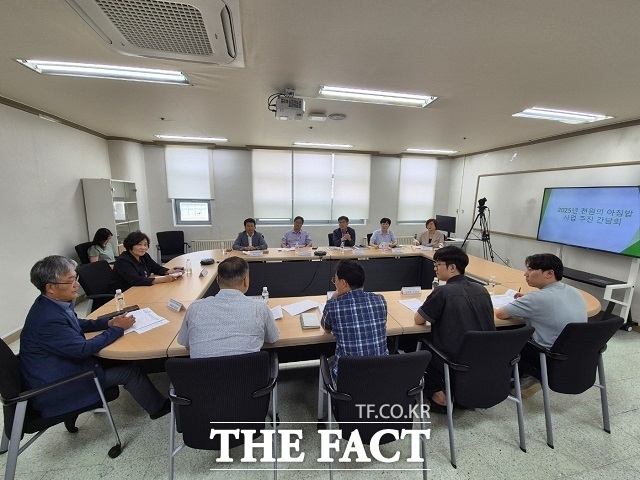 완주군의회 이순덕·김규성 의원과 권요안 도의원, 군 담당자, 우석대 담당자 등 11명이 ‘2025년 천원의 아침밥’사업 추진 간담회를 개최했다. /완주군의회