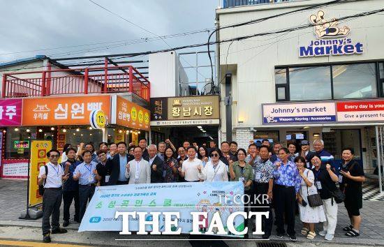 경기도시장상권진흥원은 27~28일 이틀간 중부권역(수원·용인·군포·의왕)과 남부권역(화성·평택·안성·오산) 소재 전통시장 및 골목상권 상인회 대표 및 임원 등 50여 명이 참여한 가운데 경주 황촌 골목상권 등에서 ‘소상공인 전문가 육성과정’ 교육을 진행했다고 밝혔다./경상원