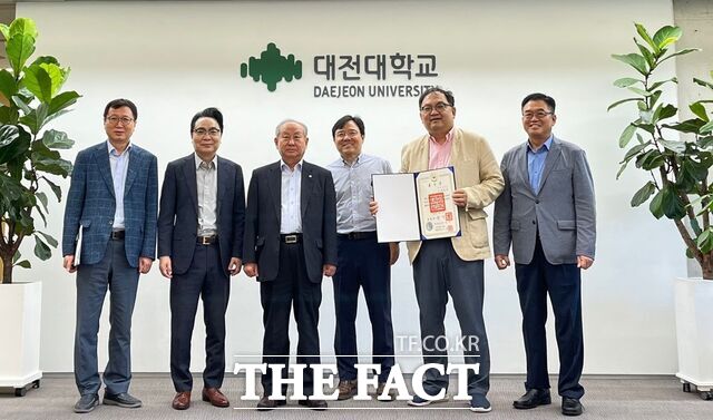 대전대가 '2024년 8월말 정년퇴직교원 퇴임식 및 근정훈장 전수식’을 개최한 후 기념촬영을 하고 있다. /대전대