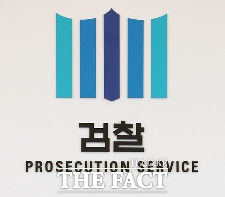 검찰은 28일 유명 유튜버인 쯔양을 협박해 돈을 뜯어낸 변호사를 구속 기소했다.