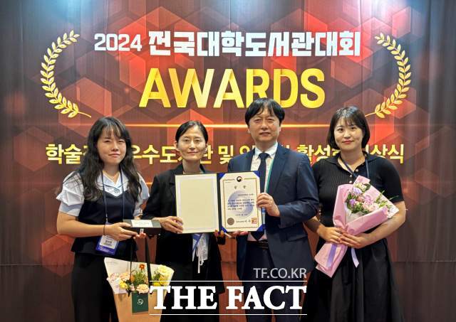 영진전문대 도서관이 29일 경주에서 열린 '전국대학도서관대회'에서 전문대 A그룹 1위로 교육부 장관상을 수상하고 도서관 관계자들이 기념촬영을 하고 있다./영진전문대