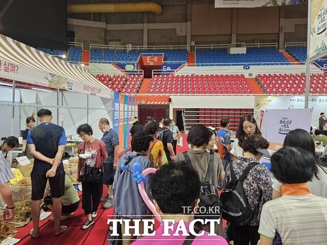 지난 5~8일 울산 동천체육관에서 열린 2024 금산인삼&푸드 울산 특별전에 울산시민들의 발길이 이어지고 있다./금산군