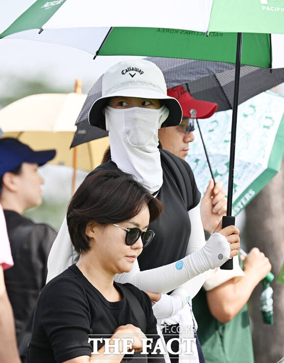 배우 박연수(왼쪽)와 딸 송지아가 26일 인천 베어즈베스트 청라 골프클럽에서 열린 한국여자프로골프(KLPGA) 하나금융그룹 챔피언십 1라운드를 찾아 선수들의 경기를 관람하고 있다. /인천=이새롬 기자