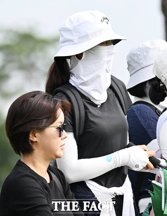 배우 박연수(왼쪽)와 딸 송지아가 26일 인천 베어즈베스트 청라 골프클럽에서 열린 한국여자프로골프(KLPGA) 하나금융그룹 챔피언십 1라운드를 찾아 선수들의 경기를 관람하고 있다. /인천=이새롬 기자