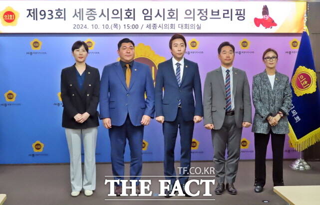 세종시의회 임채성 의장과 상임위 위원장들이 10일 세의회 대회의실에서 제93회 의정브리핑에 앞서 기념촬영을 하고 있다. /김형중 기자