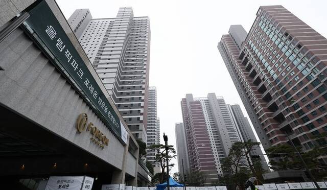 시중은행들이 이달 27일 입주 예정인 올림픽파크포레온 잔금대출 취급을 시행하기로 했다. 사진은 서울 강동구 올림픽파크포레온 단지 모습. /뉴시스