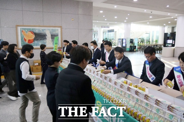 대전농협은 11월 11일 ‘가래떡데이’를 맞아 대전시청에서 농업인의 날을 맞아 지역 쌀로 만든 가래떡 2000개 배부하고 있다. 김영훈 농협 대전본부장을 비롯해 이재윤 농협은행 본부장, 박도현 대전시 녹지생명국장, 임성복 농생명정책과장 등이 함께했다./ 대전농협