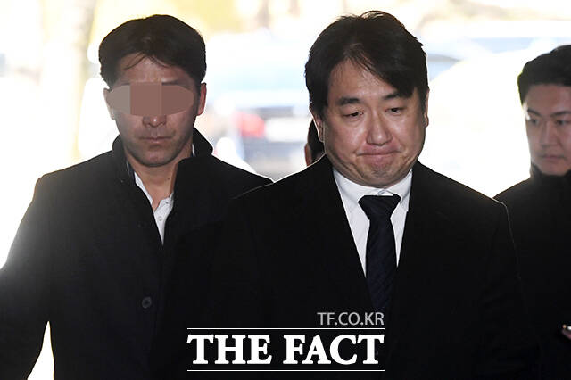 티몬·위메프 판매대금 미정산 사태로 특정경제범죄가중처벌법상 사기·횡령·배임 등 혐의를 받는 류화현 위메프 대표가 18일 오전 서울 서초구 서울중앙지방법원에서 열린 구속 전 피의자 심문(영장실질심사)을 받기 위해 출석하고 있다. /서예원 기자