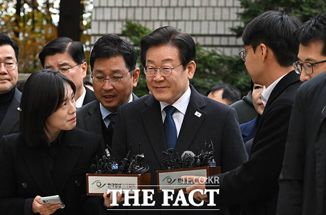 이재명 더불어민주당 대표가 25일 오후 서울 서초구 서울중앙지법에서 열린 위증교사 혐의 1심 선고 재판에 출석하고 있다. /사진공동취재단