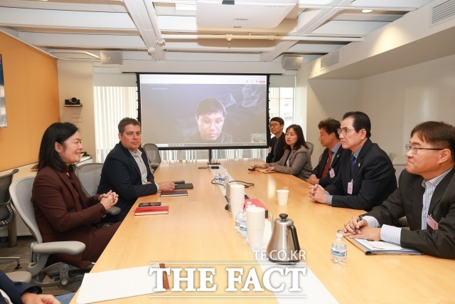 신우철 완도군수가 지난 19일 미국 에너지부 산하 기관인 에너지 고등계획원을 방문해 관계자와 해조류 블루카본 인증에 대해 논의하고 있다./완도군