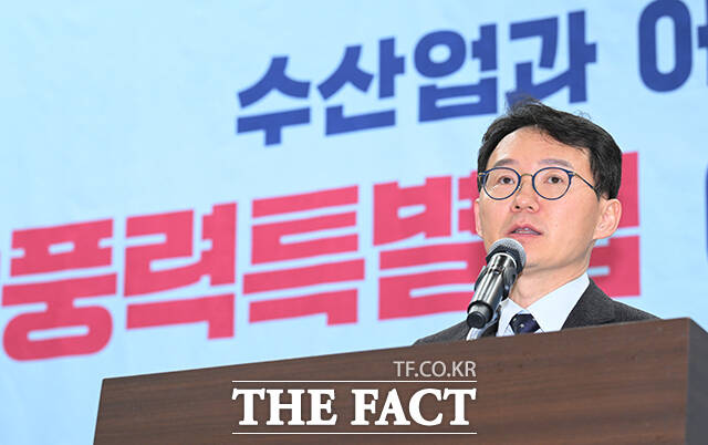 육근형 한국해양수산개발원 연구위원이 25일 오전 서울 여의도 국회에서 열린 에너지전환시대 해상풍력특별법 정책토론회에 참석해 주제발표를 하고 있다. /국회=박헌우 기자