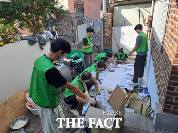 대전사회혁신센터가 충남대학교 학생봉사단과 함께 중증 발달장애인 1인 가구 주거환경 개선 사업에 나선 모습./대전사회혁신센터