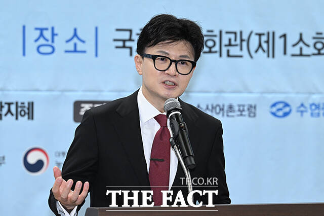 국민의힘은 25일 이재명 더불어민주당 대표의 위증교사 혐의 1심 무죄 선고를 존중한다면서도 아쉬움을 드러냈다. 사진은 한동훈 국민의힘 대표가 이날 오전 서울 여의도 국회에서 열린 에너지전환시대 해상풍력특별법 정책토론회에 참석해 축사를 하고 있는 모습. /국회=박헌우 기자