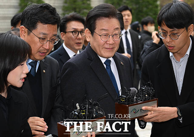 이재명 더불어민주당 대표가 25일 오후 서울 서초구 서울중앙지법에서 열린 위증교사 혐의 1심 선고 재판에 출석하고 있다. /사진공동취재단