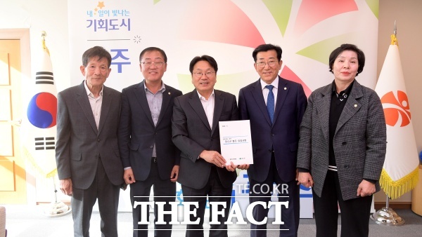 왼쪽부터 김인배 전 의원, 김남수 산업건설위원장, 강기정 광주시장, 최한주 의장, 유경자 부의장. /장수군의회