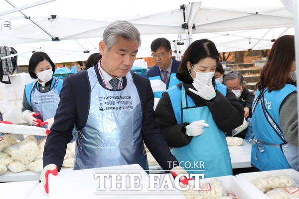 사단법인 호국보훈기념사업회(회장 권흥주)와 대전봉사체험교실이 26일 서대전공원 야외음악당에서 사랑의 육류나눔 행사를 개최한 가운데 조규식 서구의회의장이 육류를 포장하는 작업을 진행하고 있다. /정예준 기자