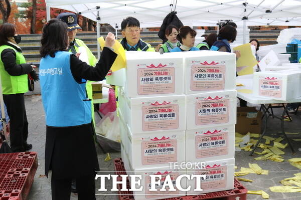 사단법인 호국보훈기념사업회(회장 권흥주)와 대전봉사체험교실이 26일 서대전공원 야외음악당에서 사랑의 육류나눔 행사를 개최한 가운데 참석자들이 육류를 포장하는 작업을 진행하고 있다./정예준 기자