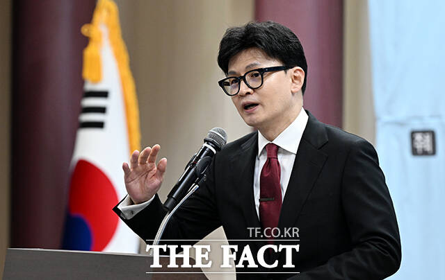 국민의힘을 연일 흔들고 있는 당원게시판 논란과 관련해 방어적 자세로 일관하던 한동훈 대표가 새롭게 내세운 논리는 분란을 만들지 않기 위한 의도적 침묵이다. 해당 논란을 당 대표 흔들기로 규정하고 분란을 키우려는 의도와 세력을 돕지 않겠다는 것이다. /임영무 기자