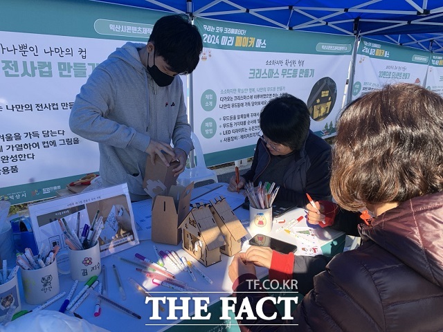 익산시 모현동 소재 익산로컬푸드직매장에서 지난 23일 진행한 제7차 소비자 교류 행사에서 한 소비자가 무드등을 만들고 있다./익산푸드통합지원센터