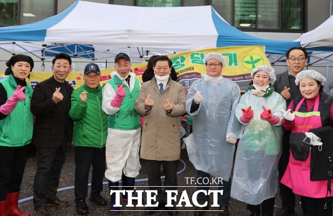 하안3동 ‘사랑의 김장 담그기’ 행사에 참여해 새마을 회원들과 기념 촬영 모습./광명시