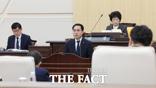 박희조 동구청장이 26일 동구의회 본희의장에서 시정연설을 하고 있다./대전 동구