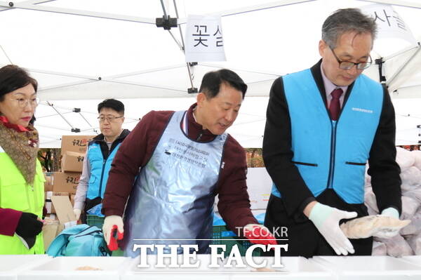 사단법인 호국보훈기념사업회(회장 권흥주)와 대전봉사체험교실이 26일 서대전공원 야외음악당에서 사랑의 육류나눔 행사를 개최한 가운데 서철모 서구청장과 유득원 대전시 행정부시장이 육류 포장 작업을 하고 있다./정예준 기자