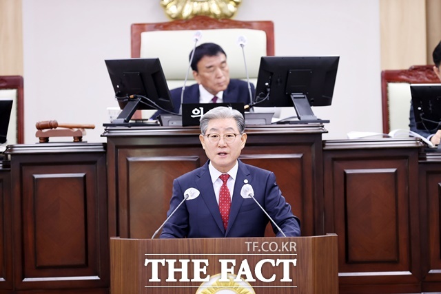 오태완 의령군수가 군의회에서 시정연설을 하고 있다./의령군