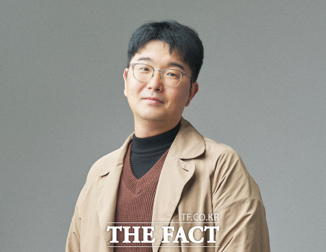 문학 평론가 김영삼은 “세계의 그늘을 바라보는 작가의 일관된 눈길은 제 몫을 부여받지 못하고, 제 이름을 얻지 못하고, 경제와 사회의 셈법에서 뺄셈의 대상이 된 채 쓰이고 버려지는 삶들을 향해 있다”고 평했다./문학들