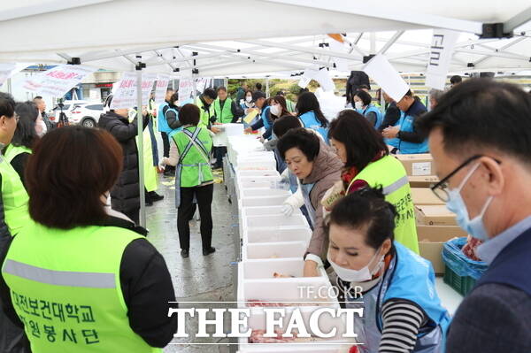 사단법인 호국보훈기념사업회(회장 권흥주)와 대전봉사체험교실이 26일 서대전공원 야외음악당에서 사랑의 육류나눔 행사를 개최한 가운데 참석자들이 육류를 포장하는 작업을 진행하고 있다./정예준 기자