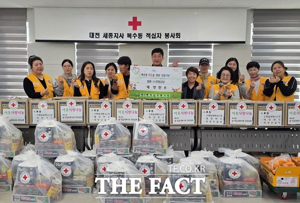 대전 서구 복수동 행정복지센터(동장 김영란) 적십자봉사회(회장 조관자)가 26일 복수동 관내 오량실내테니스장, 외양간갈비, 태양한우로부터 200만 원 상당의 생필품을 기탁받아 관내 복지 사각지대에 놓인 위기가구 취약계층에 지원했다./대전 서구