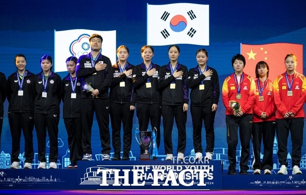 2024 국제탁구연맹(ITTF) 세계청소년탁구선수권대회 19세 이하(U-19) 단체전에서 우승을 차지한 선수들이 시상대에서 국민의례를 하고 있다. 사진 왼쪽부터 여인호 코치(현 호수돈여고 지도자), 김태민(호수돈여고 2학년), 박가현(대한항공, 호수돈 여중 졸업), 최나현(호수돈여고, 1학년), 유예린(화성도시공사 유스팀). /대전시교육청