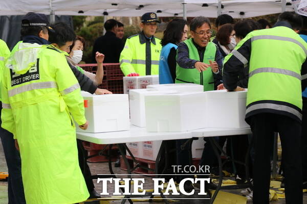 사단법인 호국보훈기념사업회(회장 권흥주)와 대전봉사체험교실이 26일 서대전공원 야외음악당에서 사랑의 육류나눔 행사를 개최한 가운데 참석자들이 육류를 포장하는 작업을 진행하고 있다./정예준 기자