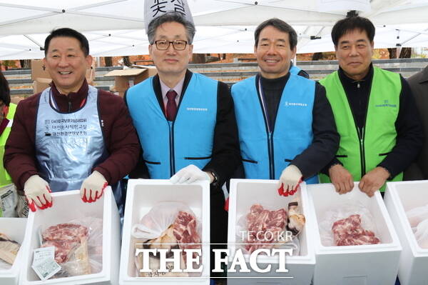 사단법인 호국보훈기념사업회(회장 권흥주)와 대전봉사체험교실이 26일 서대전공원 야외음악당에서 사랑의 육류나눔 행사를 개최한 가운데 참석자들이 육류를 포장하는 작업을 진행하고 있다. 왼쪽부터 서철모 서구청장, 유득원 대전시 행정부시장, 문인환 중구 부구청장, 권흥주 호국보훈기념사업회 회장./정예준 기자