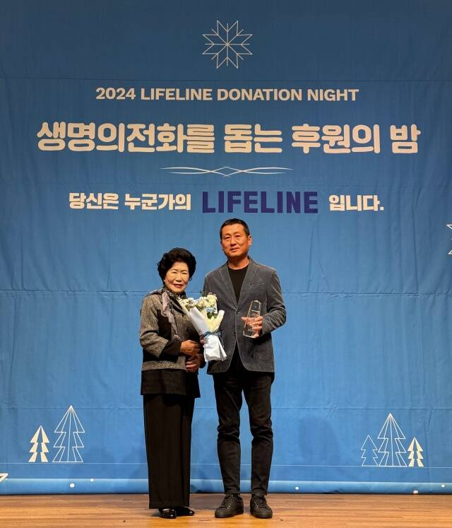 지난 26일 개최된 제 44회 생명의전화를 돕는 후원의 밤에서 정성원 박카스사업부 사업부장(오른쪽)과 임혜숙 생명의전화 이사장이 기념사진을 촬영하고 있다. /동아제약