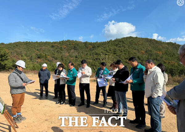 여수시의회 해양도시건설위원회 위원들이 돌산지역 급수안정화 공사 현장을 둘러보고 현황을 보고받고 있다./여수시의회