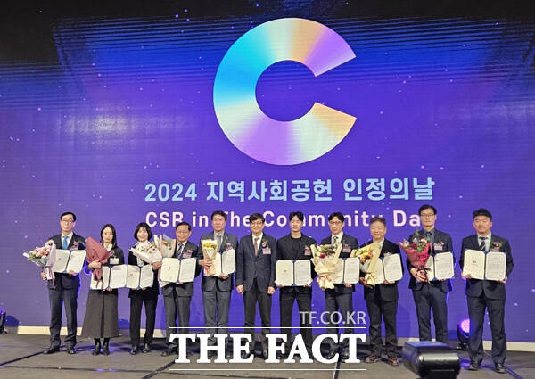 여수시(시장 정기명)가 행정안전부 주관으로 개최된 ‘2024년 전국 지방세 발전포럼’ 발표대회에 전라남도 대표로 출전하여 ‘최우수상’을 수상하는 영예를 안았다. (왼쪽에서 5번째 양하영 주무관, 7번째 양민정 주무관)/여수시