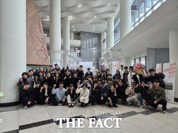 충남도청 1층 로비에서 열린 충남도립대 건축인테리어학과 제25회 졸업작품전에 참가한 학생들이 기념촬영을 하고 있다. /충남도립대