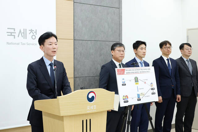 민주원 국세청 조사국장(왼쪽)이 사익추구 경영과 도덕적 해이로 기업이익을 독식하면서 정당한 세금을 내지 않은 탈세혐의 37건에 대한 브리핑을 하고 있다. /국세청