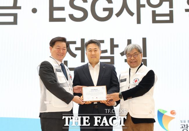 광명시-대한적십자사 경기도지사는 NH농협은행 광명시지부에 1호 ‘ESG 확인서’를 27일 전달했다./광명시