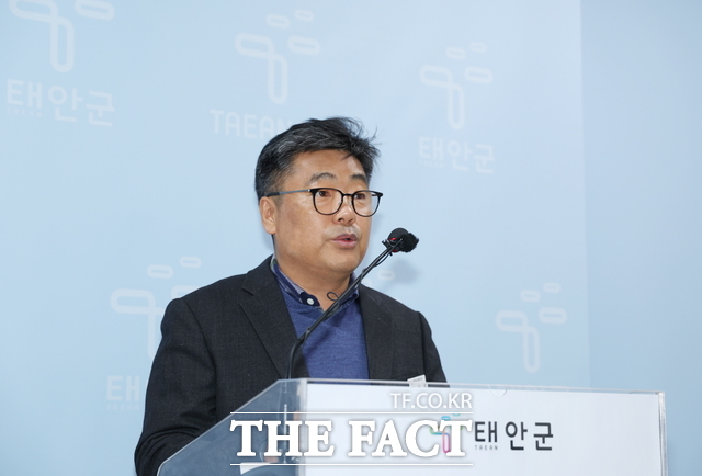 태안군 김낙겸 상하수도센터 소장이 27일 태안군청 2층 브리핑 룸에서 정례브리핑을 하고 있다./ 태안군